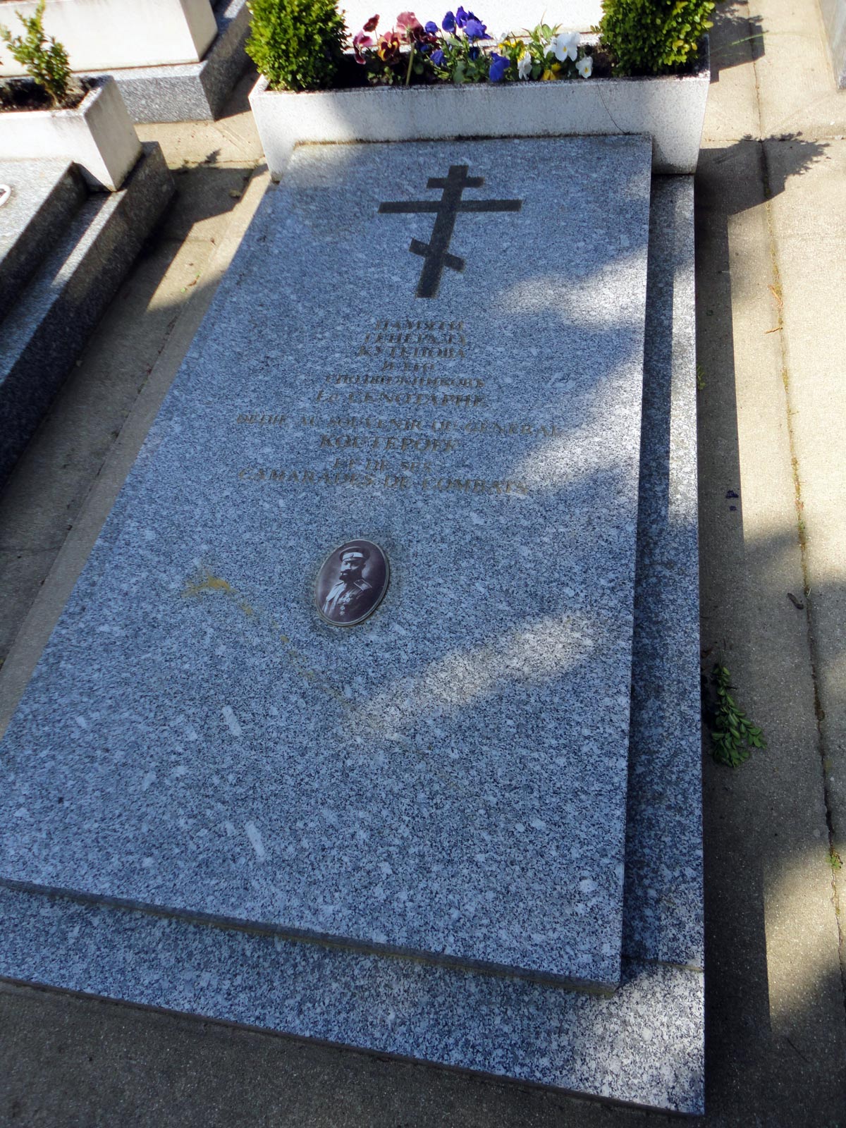 Русское кладбище в Париже сен Женевьев де Буа