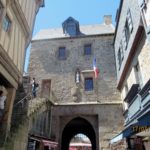 крепостные ворота и строения Мон Сен Мишель