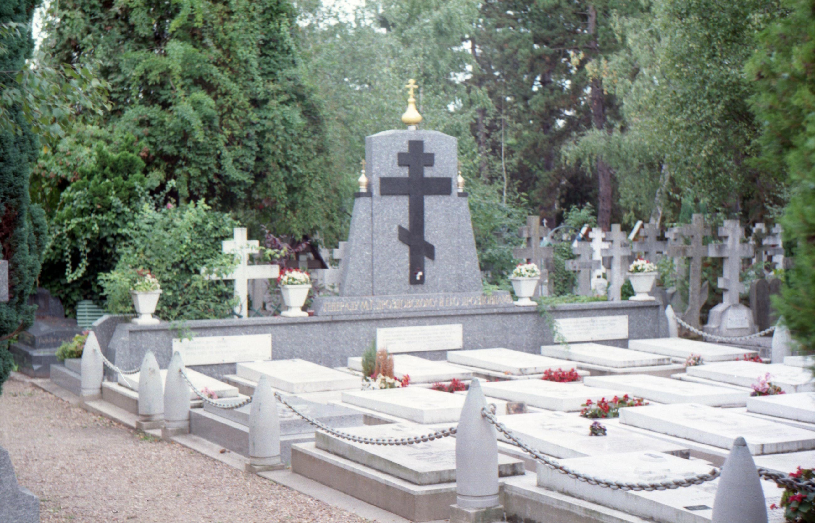 Похоронен во франции. Русское кладбище сент-Женевьев-де-Буа. Некрополь в сент-Женевьев-де-Буа. Русское кладбище во Франции сент-Женевьев-де-Буа. Русское кладбище в Париже сен Женевьев.