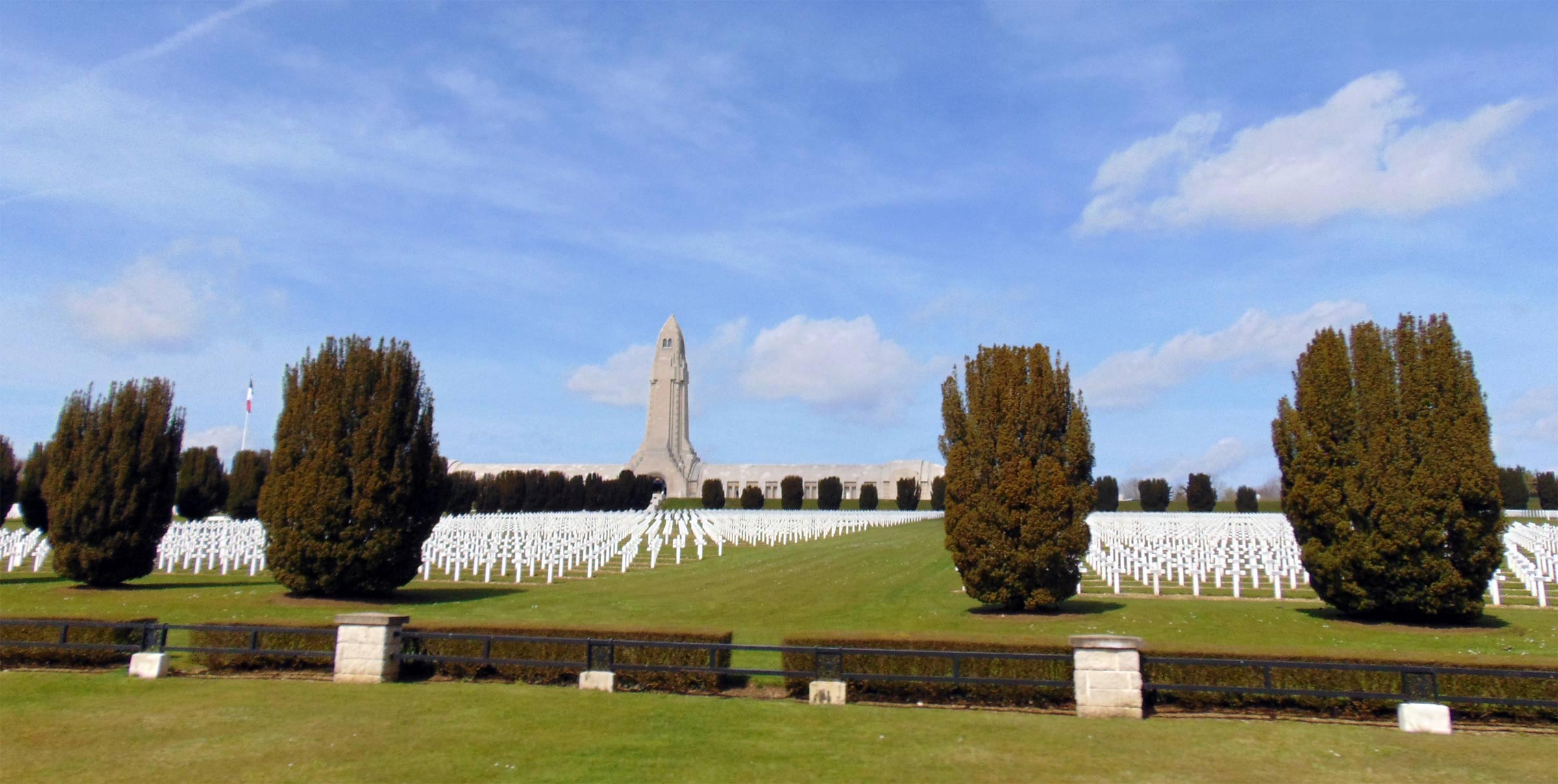 Им верден. Мемориал Вердена во Франции. Мемориал битвы Верден. Мемориальный комплекс в Вердене. Мемориал первой мировой Франция.