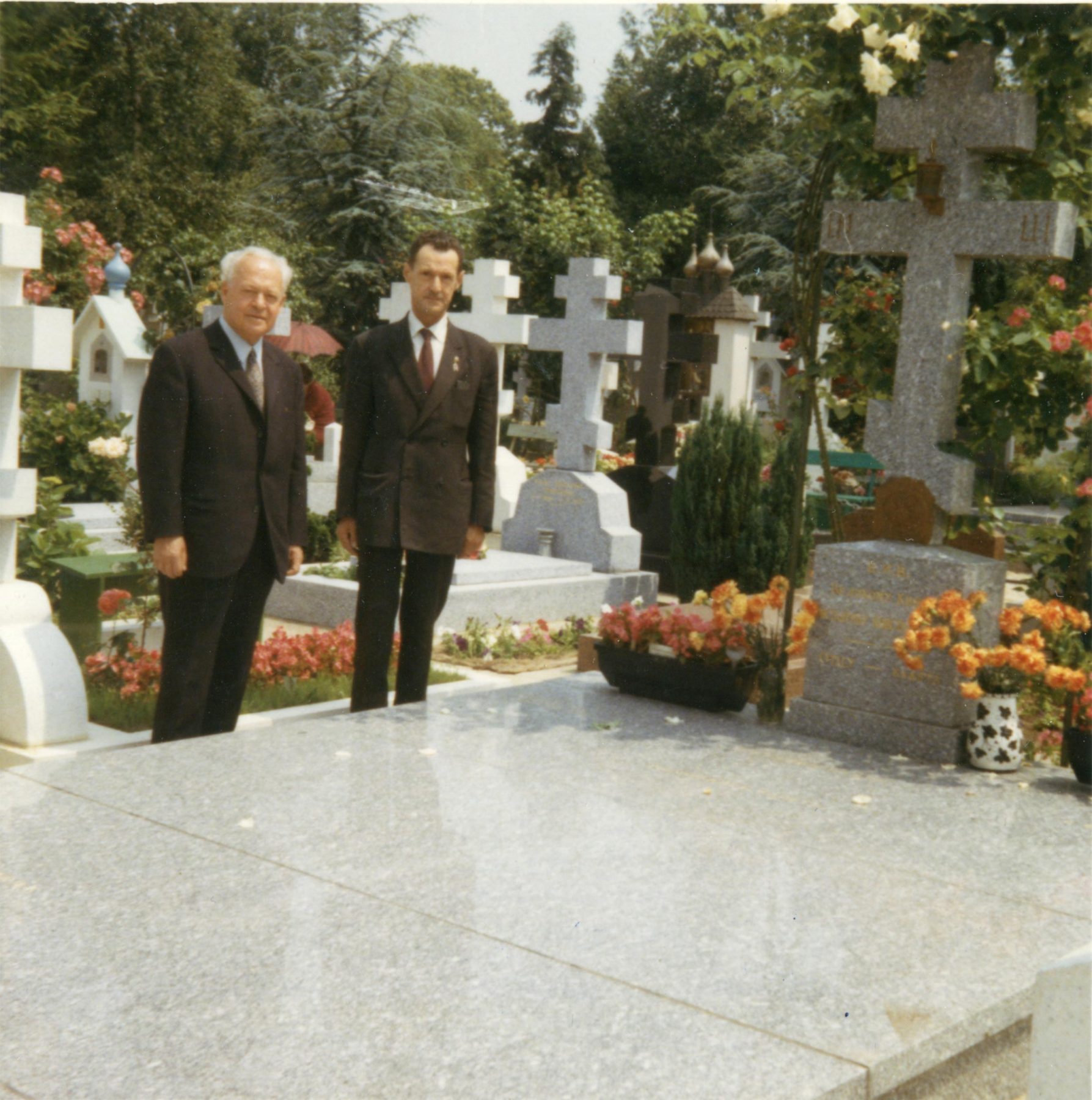 Кадеты, русское кладбище Сент-Женевьев-де-Буа
