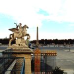 Париж Сад Тюильри скульптуры у входа