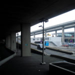 Аэропорт Шарль де Голль, въезд на терминал 2F для автомобилей и такси из Парижа